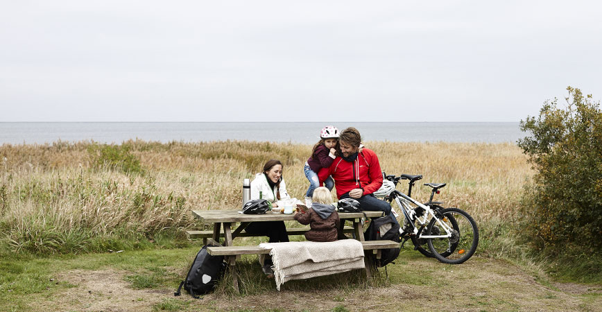 Bork Havn Familie Fahrrad tour Pause am Fjord